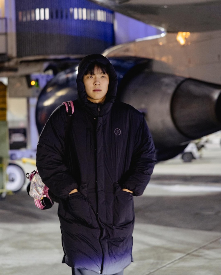 杨瀚森工作室发文：客场感受东部严寒！小杨随队抵达波士顿！