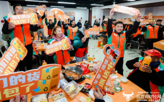 （司机师傅们在北京暖冬驿站吃火锅过生日）