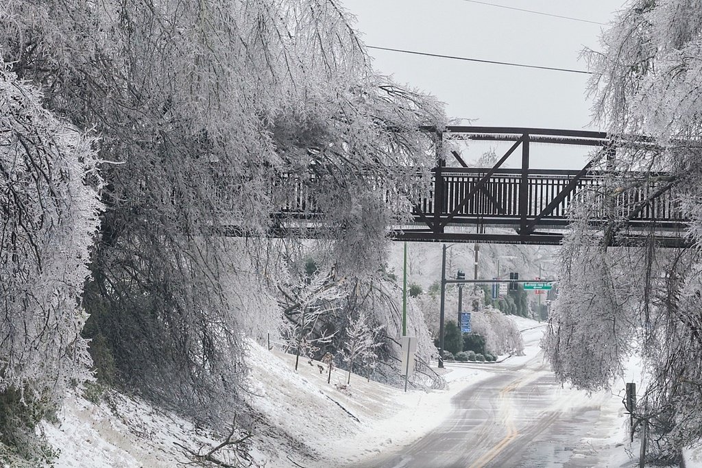 大范围停电、大量航班取消，美国“历史性”冬季风暴持续肆虐