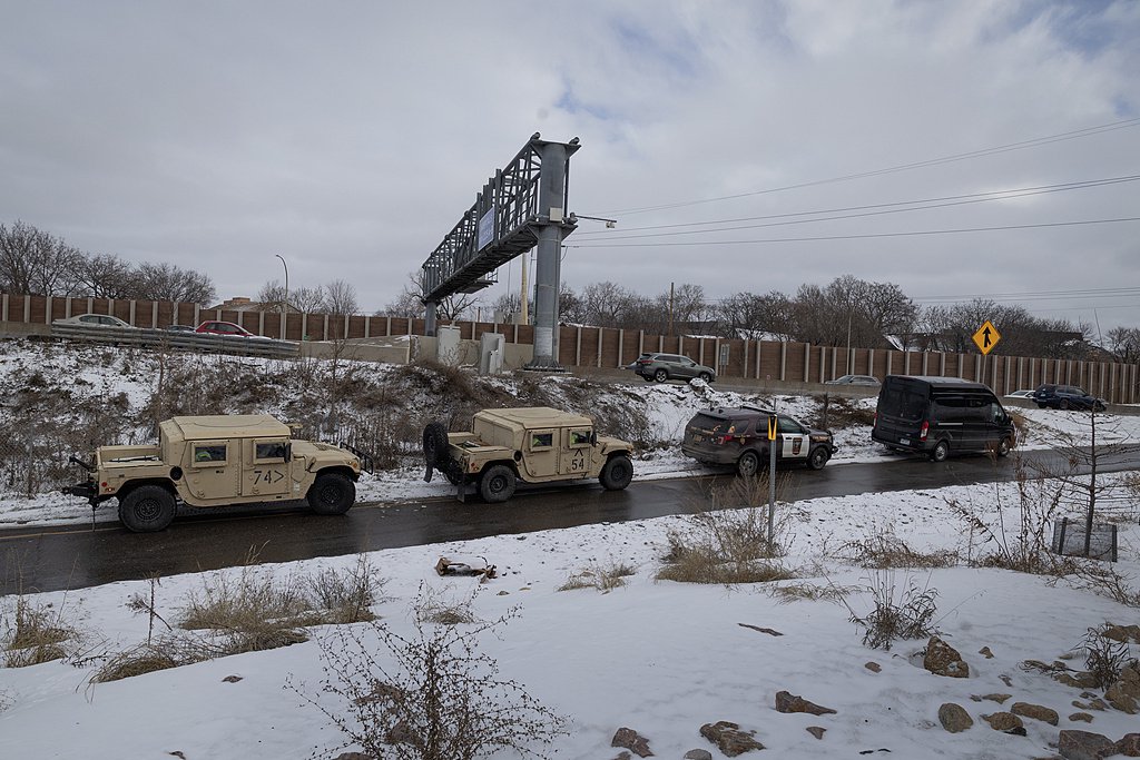 △明尼苏达州国民警卫队士兵在高速公路匝道旁部署