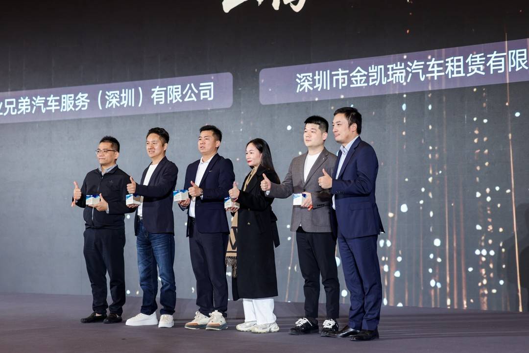 滴滴网约车司机与供给发展平台负责人朱泽涛为获奖商户颁奖