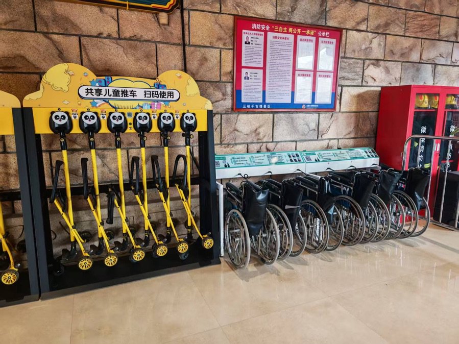 记者体验某险企最新开发的旅居康养项目，景区摆放轮椅供老年人使用（记者曹媛/摄）