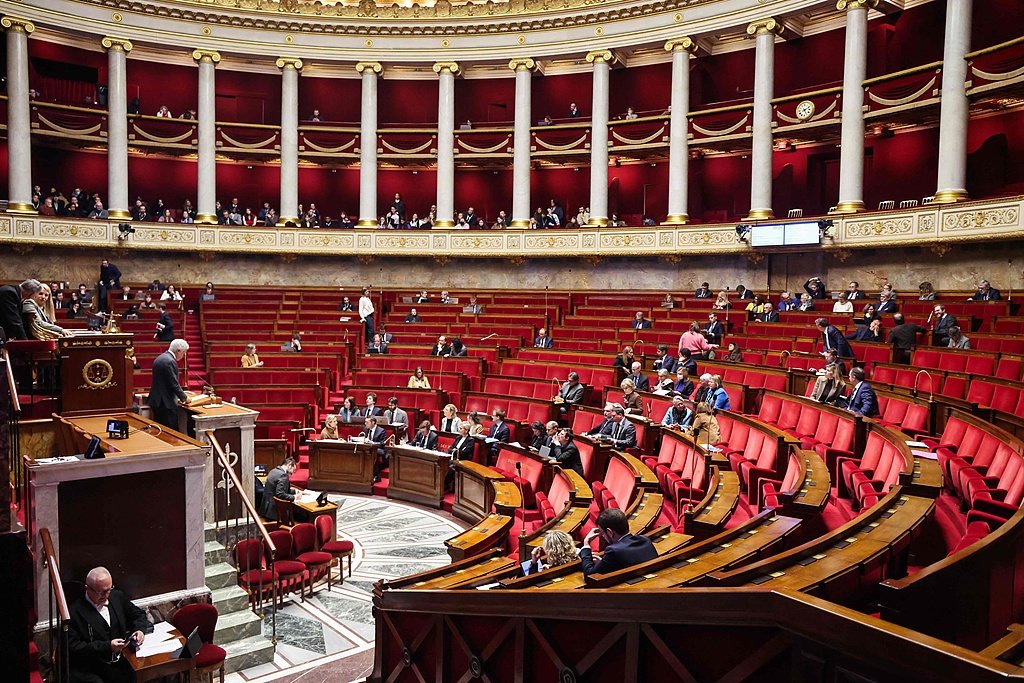 法国国民议会批准15岁以下社媒禁令，马克龙称赞此举是“重要一步”