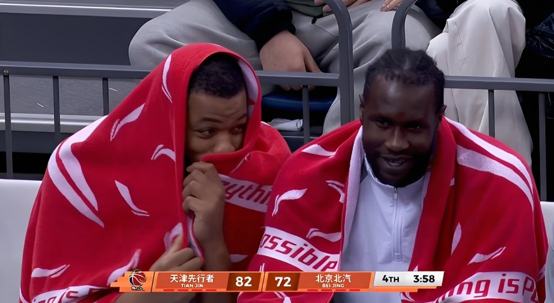 绷不住！北京末节落后10分 枯坐板凳的外援斯佩尔曼&马帝昂都在笑