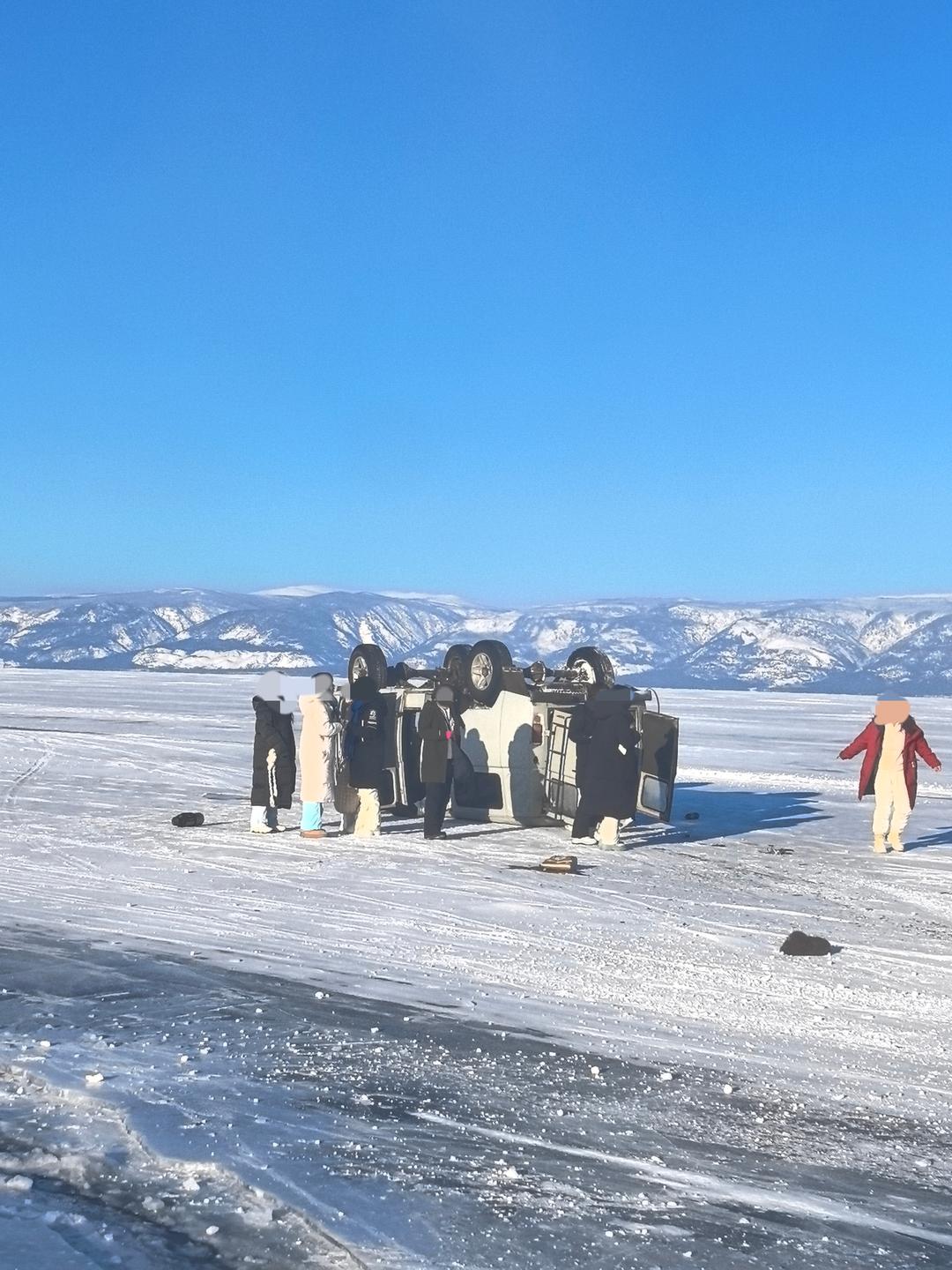 “贝加尔湖车辆侧翻事故”目击者：刚出村就侧翻，这类车被称“小钢炮”，冰面行驶速度快