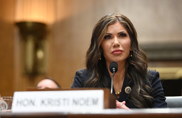 特朗普称国土安全部部长诺姆不会辞职