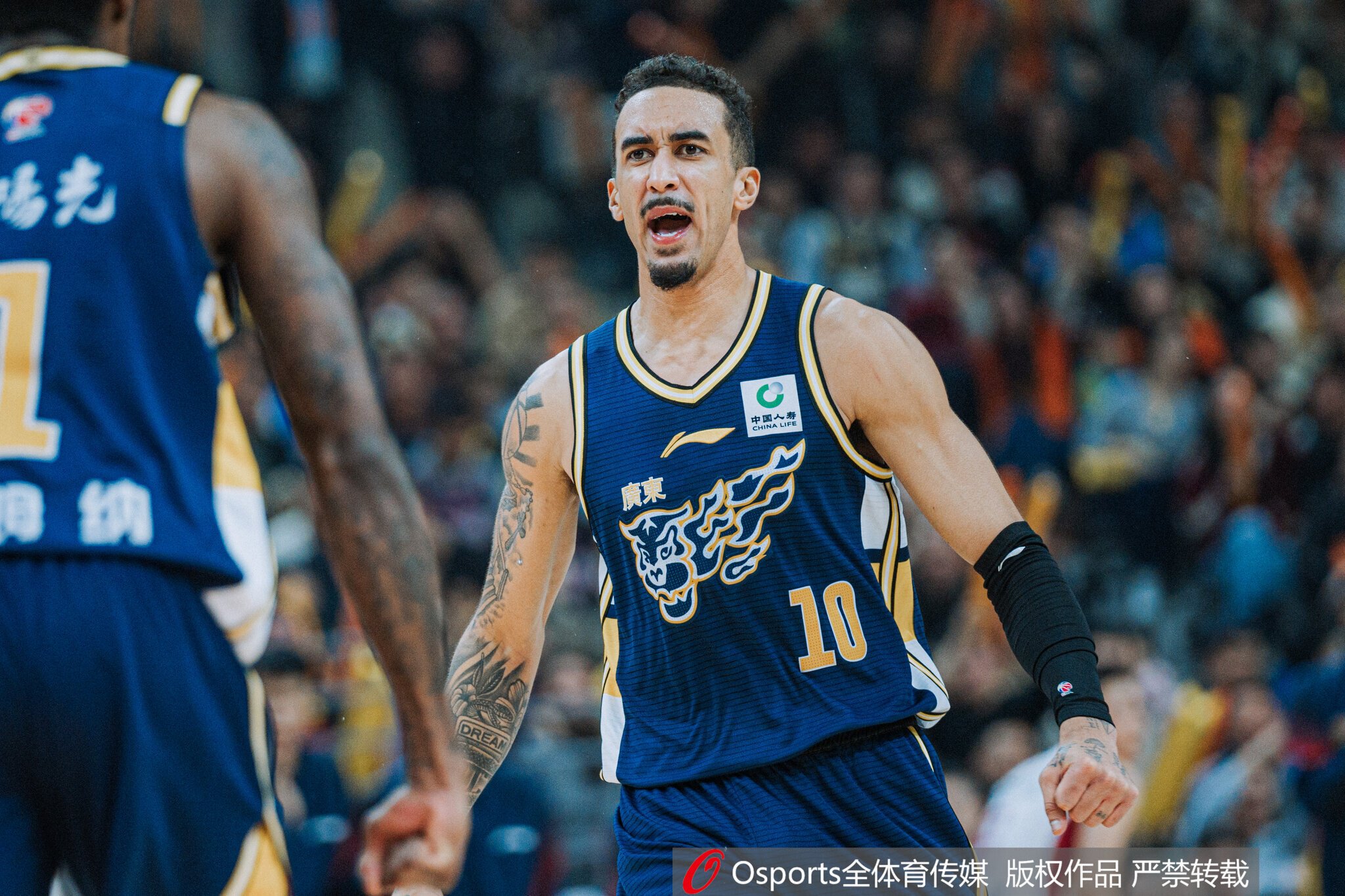 想起死神帕克了吗？奎因攻防一体 目前场均19.8分5.3板5.4助2.8断