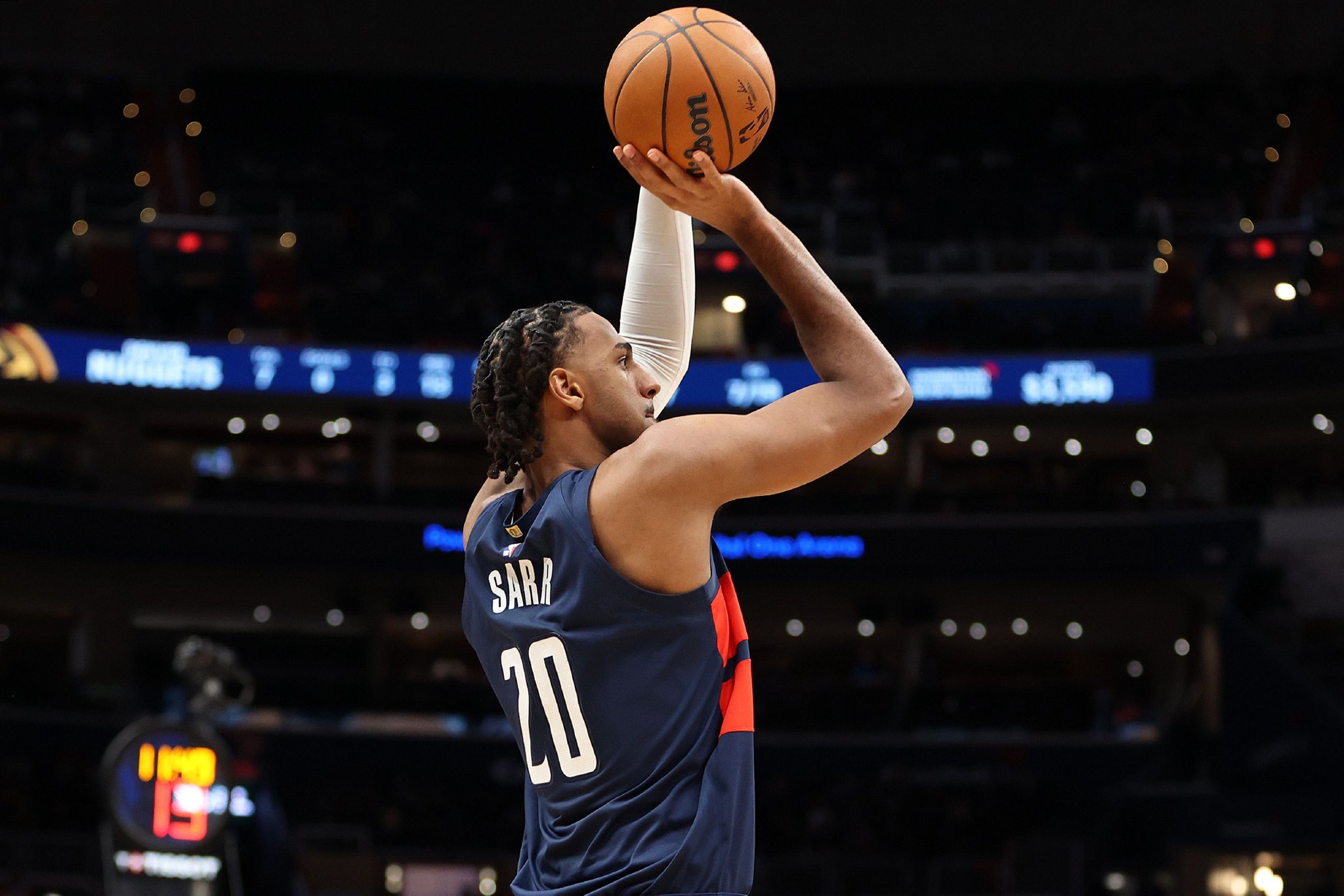 主攻手！萨尔半场15中7砍最高19分3帽 正负值+15