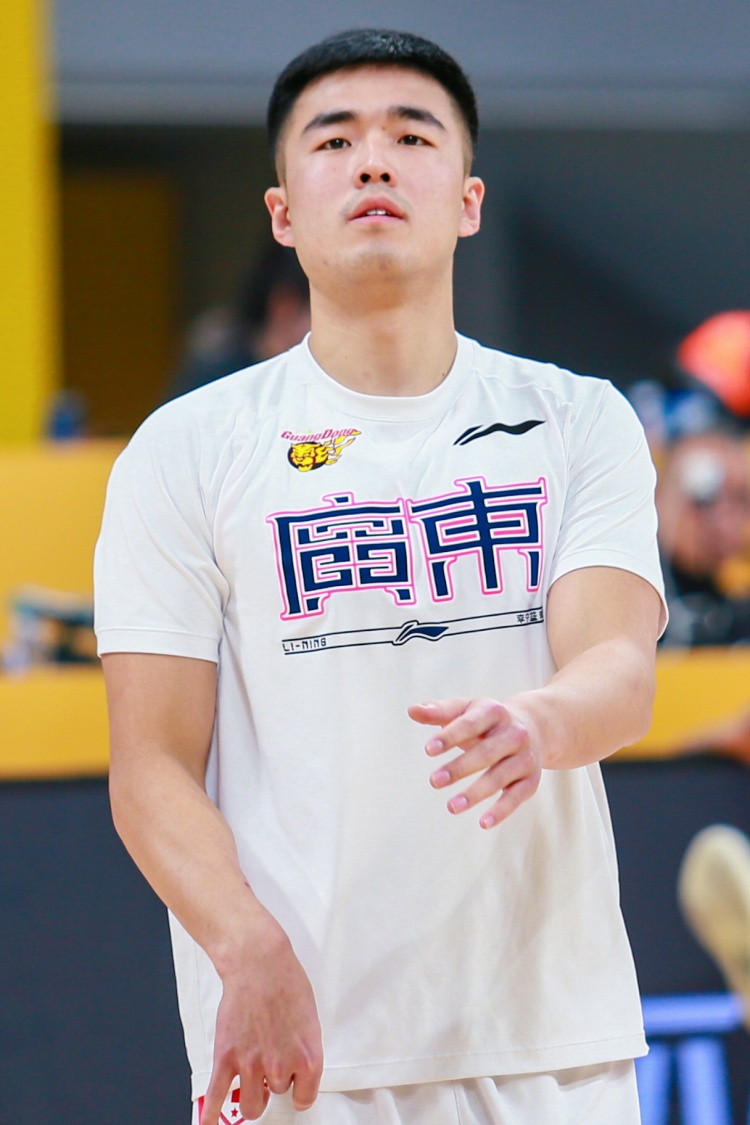 媒体人：广东的防守强度一般 但吉林太铁了 而张文逸把握住了机会