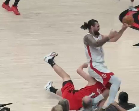 拓媒：杨瀚森与亚当斯相撞受伤是个分水岭 之后他就表现更出色了