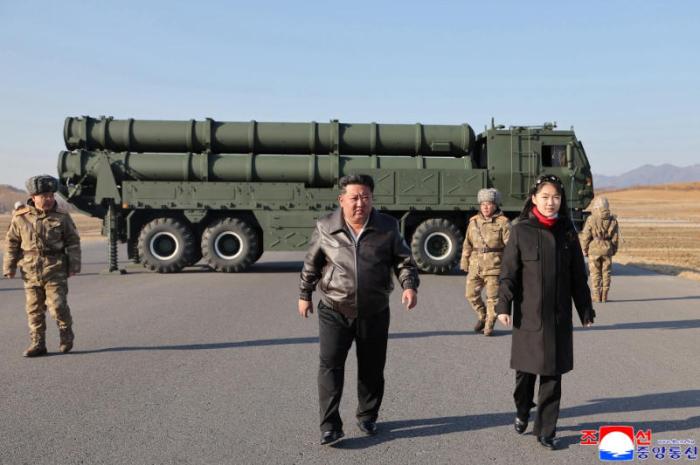 金正恩观摩朝鲜更新型大口径火箭炮试射