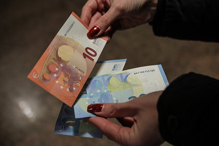 欧元对美元汇率突破1.20关口 创4年多来新高