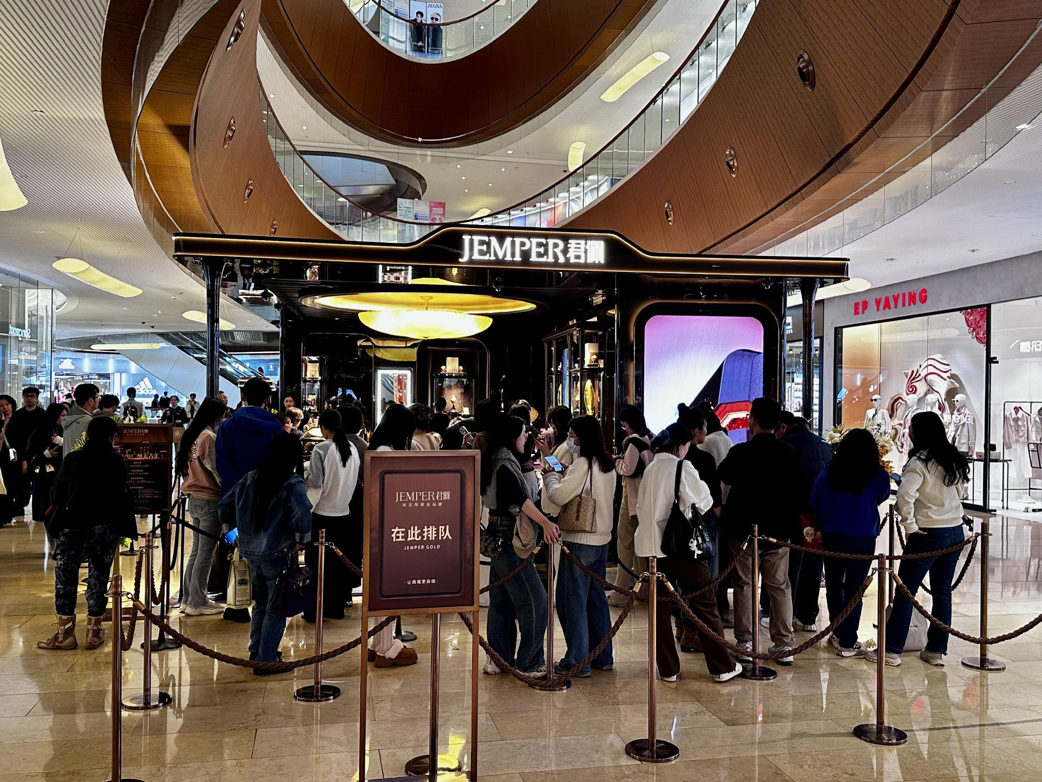 君佩黄金广州太古汇店开业首日。时代财经摄
