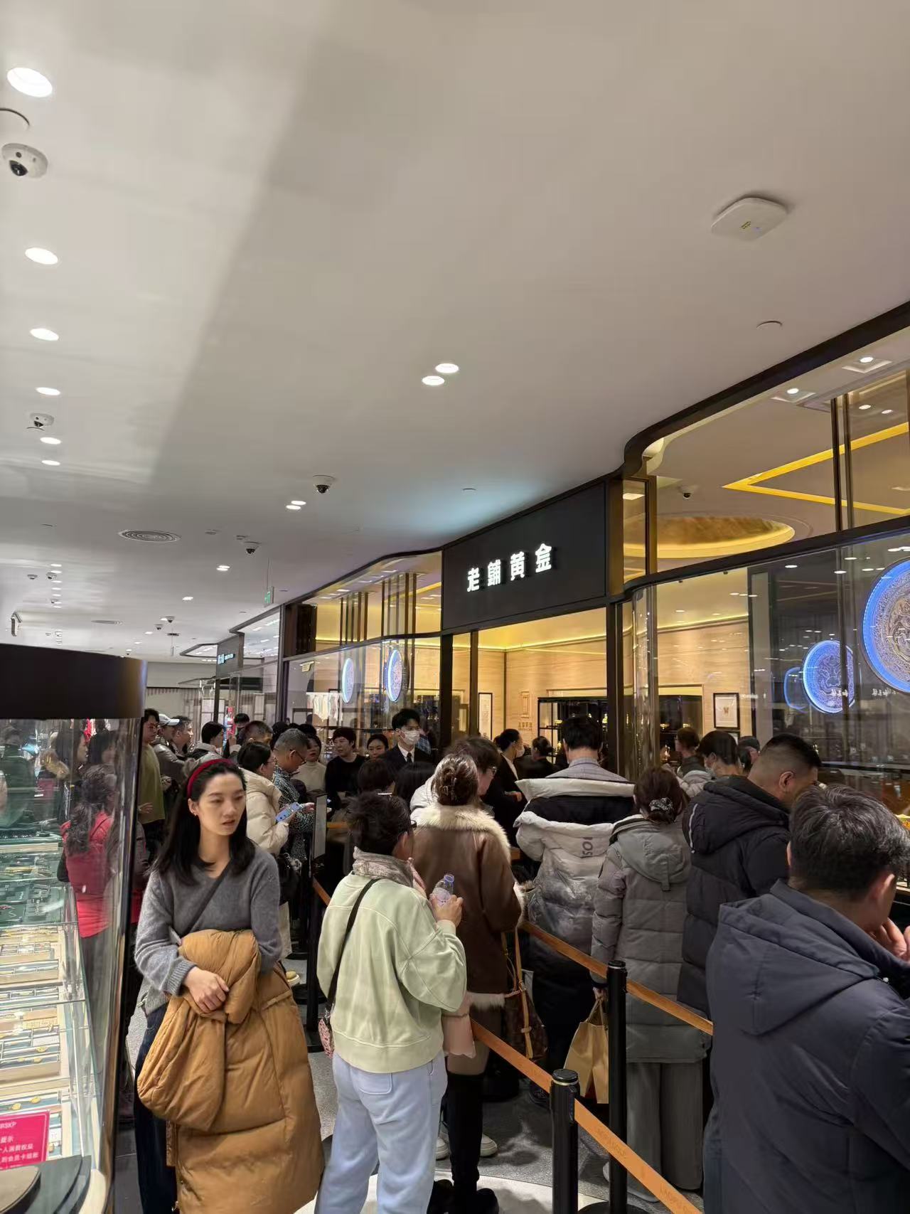 老铺黄金北京SKP门店排队热潮。受访者黄毅供图