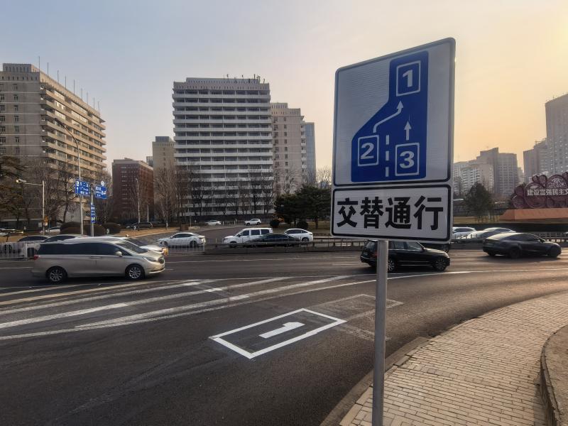 北京22处路口新增交替通行措施，记者探访：早高峰通行率提高|北京市|匝道|车道|车辆|合流_手机新浪网