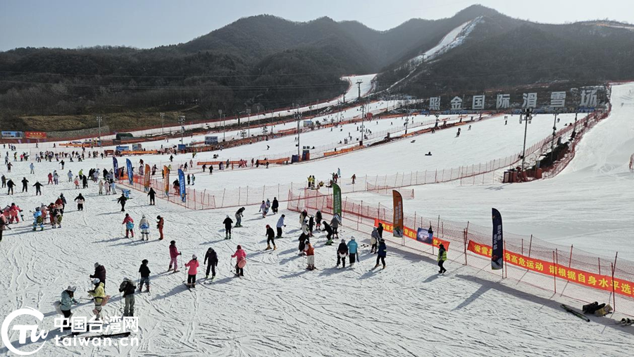 台湾青年体验滑雪，感受冰雪乐趣。（中国台湾网记者 李宁 摄）