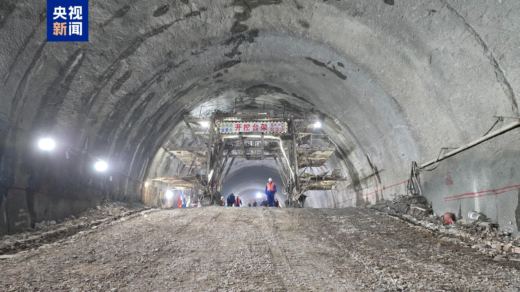 雄忻高铁全线最长隧道五台山隧道顺利贯通
