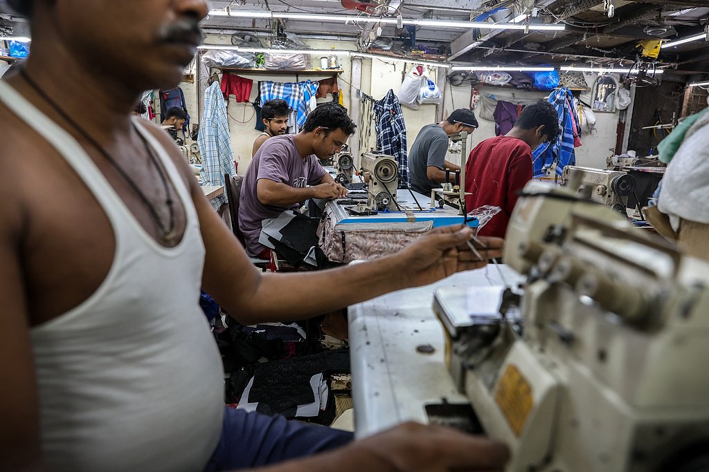 印度孟买的服装厂 图源：视觉中国