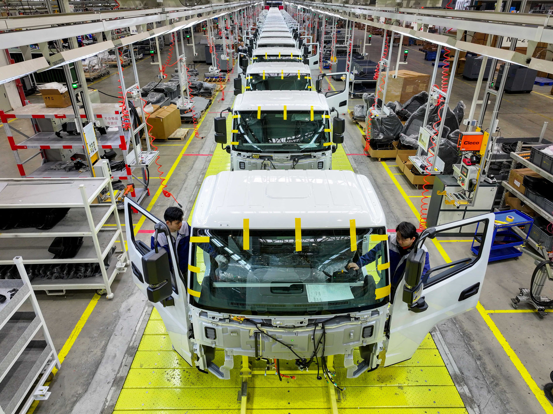 图为工人在贵州省贵安新区贵州长江汽车有限公司生产车间作业。新华社发（袁福洪　摄）