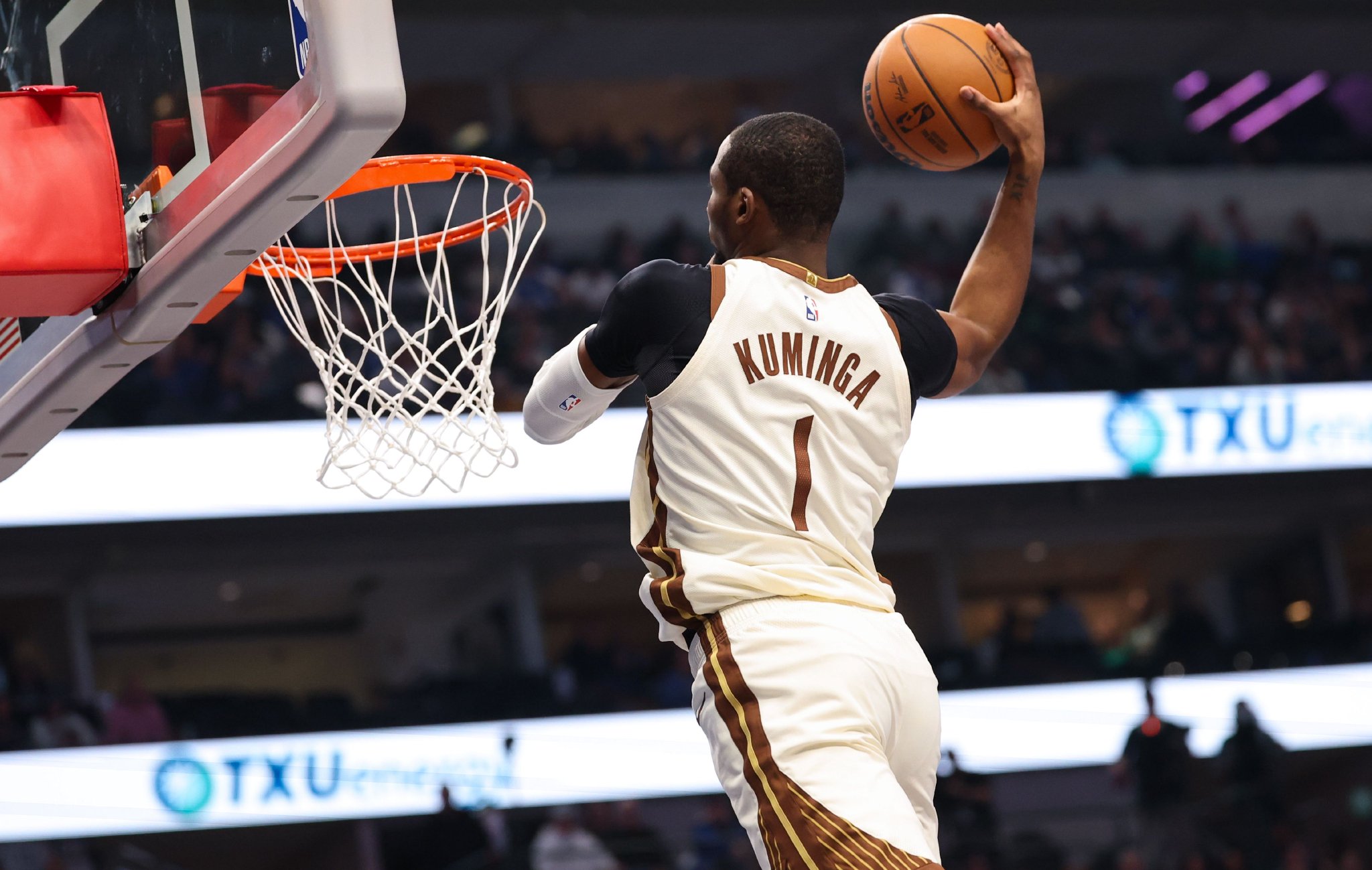 美记：湖人有意库明加 但勇士对湖人筹码不感兴趣&两队也从未谈判