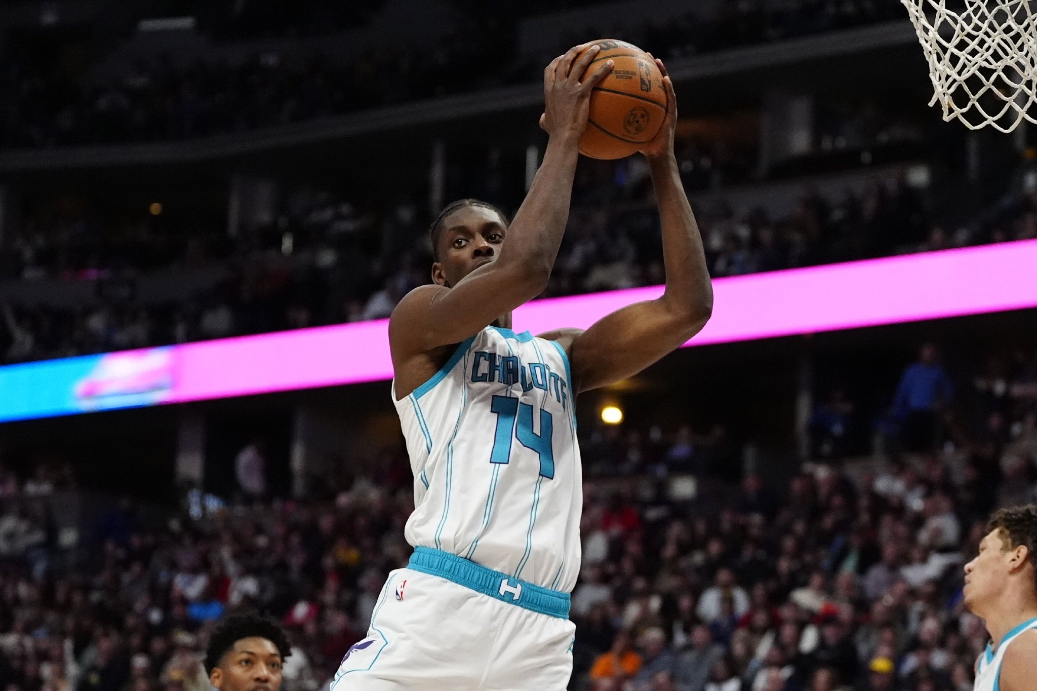 统治内线！迪亚巴特爆抢生涯新高20板 还有18分2助2断1三分