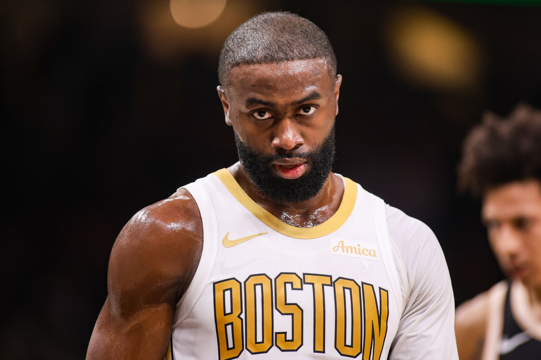 把奥孔武两颗牙肘掉！杰伦·布朗：我不是故意的 希望他早点康复