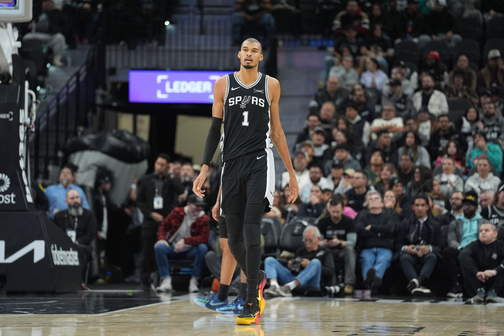 解说：马刺是真不落后不会打球 进攻端你那么大空位投不进