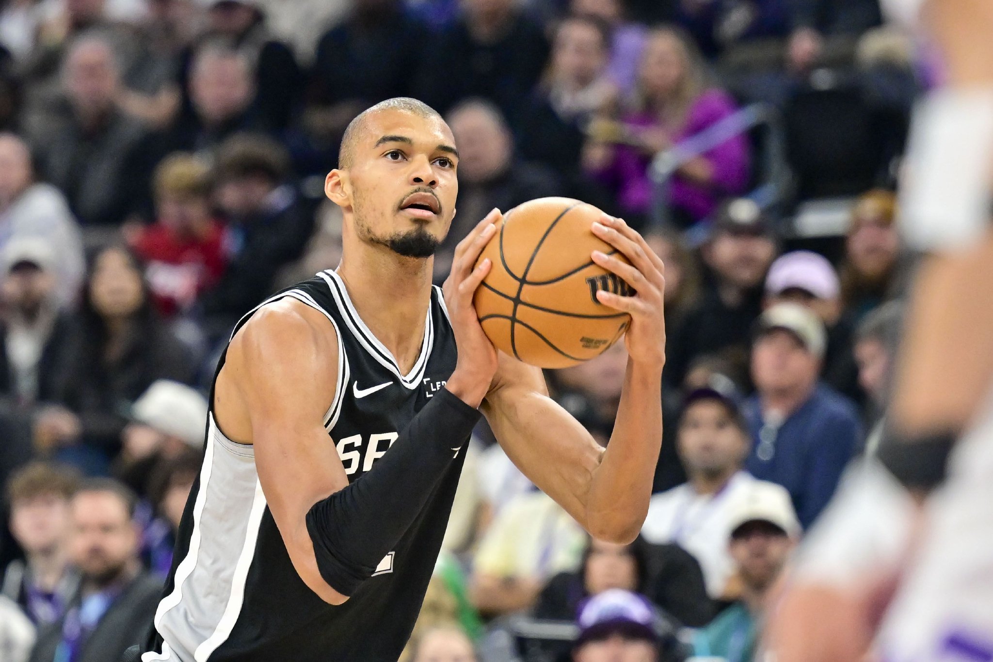 一人打全队！文班末节13分和火箭全队一样 开局连拿7分打崩对手