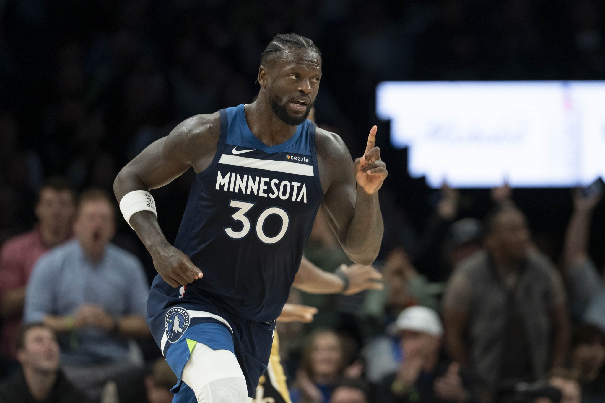 带队取胜！兰德尔21中12砍下31分5板4助1断