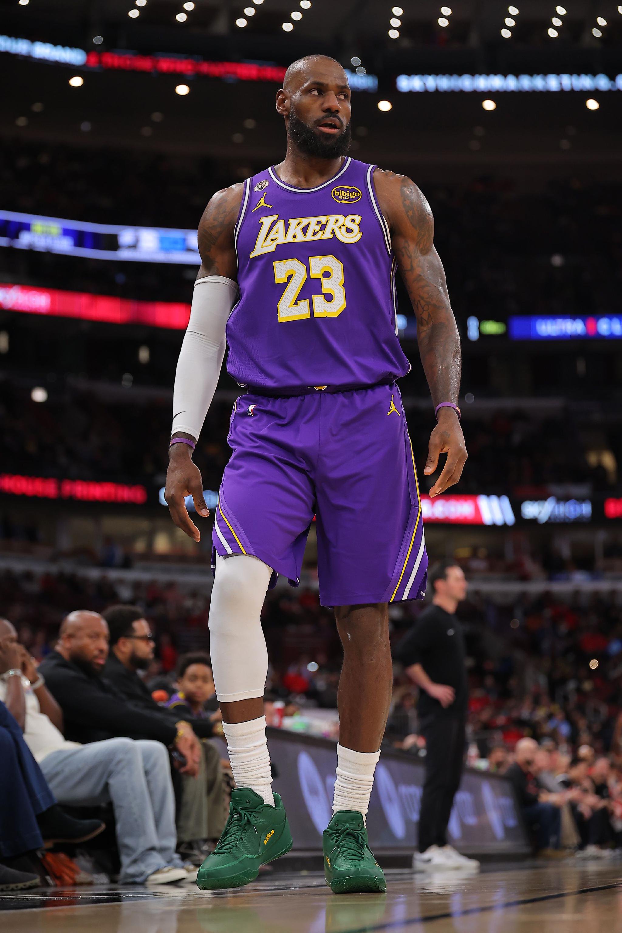 顶级自律！湖记：詹姆斯坐骨神经痛恢复期间戒酒 体重也减轻了