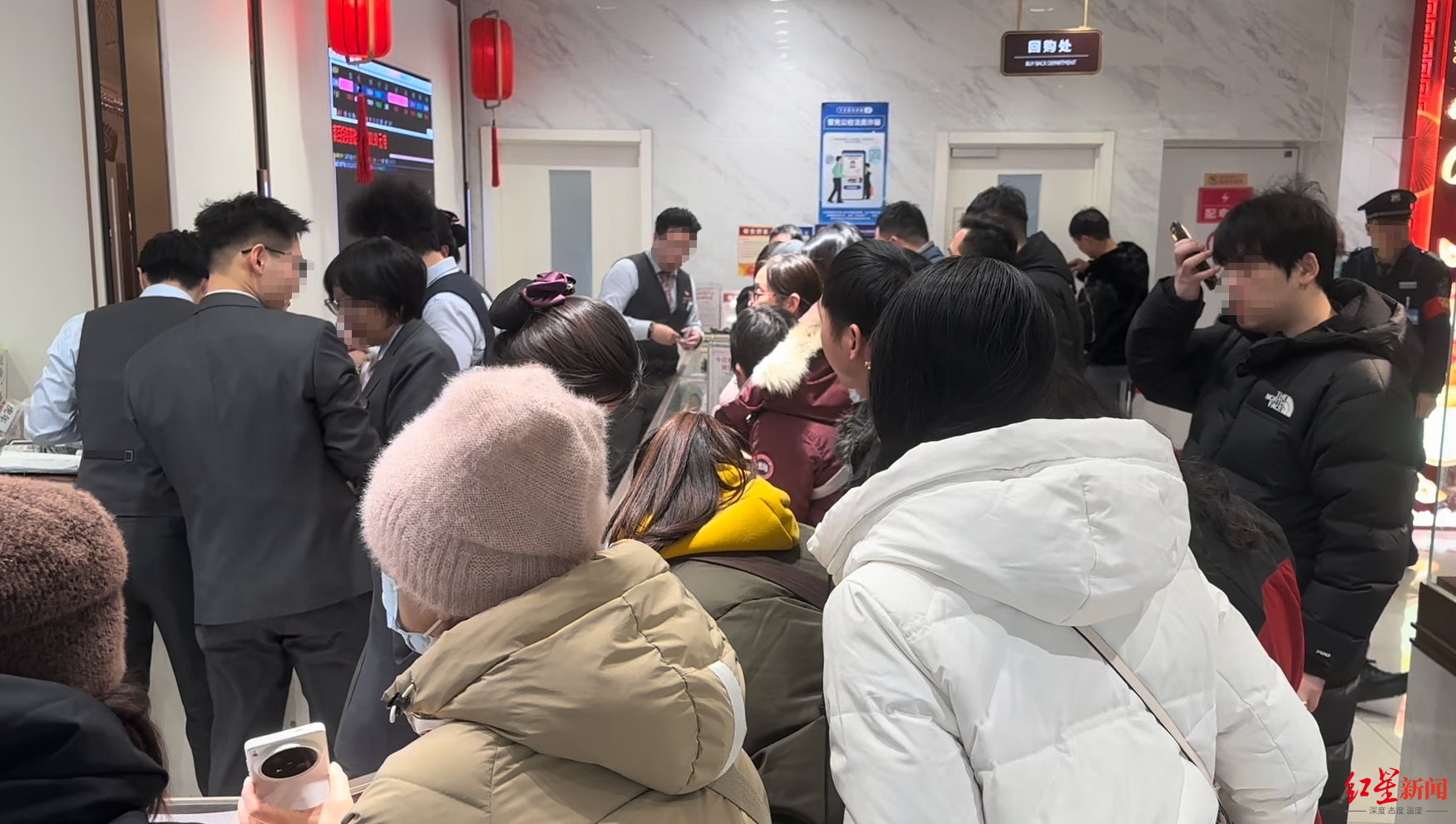 实探金店现场：柜台前人潮汹涌，有人一次买超1000克 专家提醒要理性