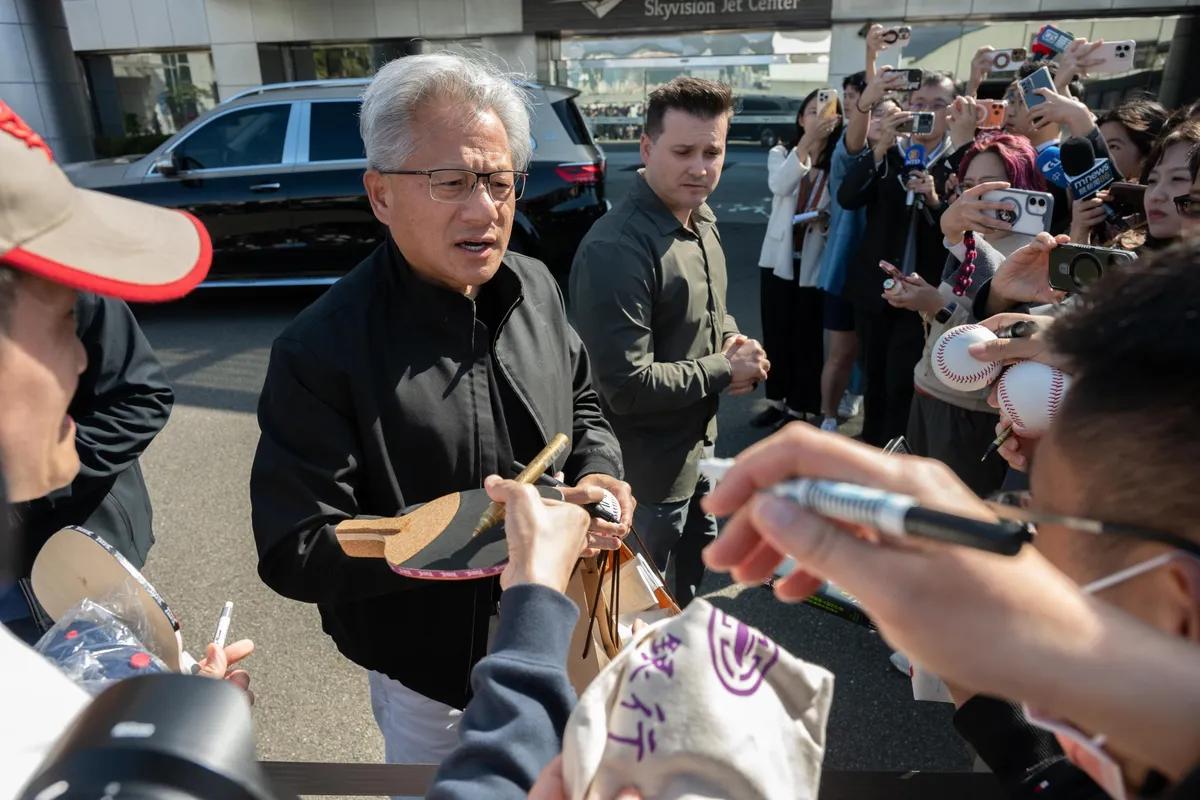 黄仁勋：还没收到任何中国客户的H200芯片订单，我们正在耐心等待