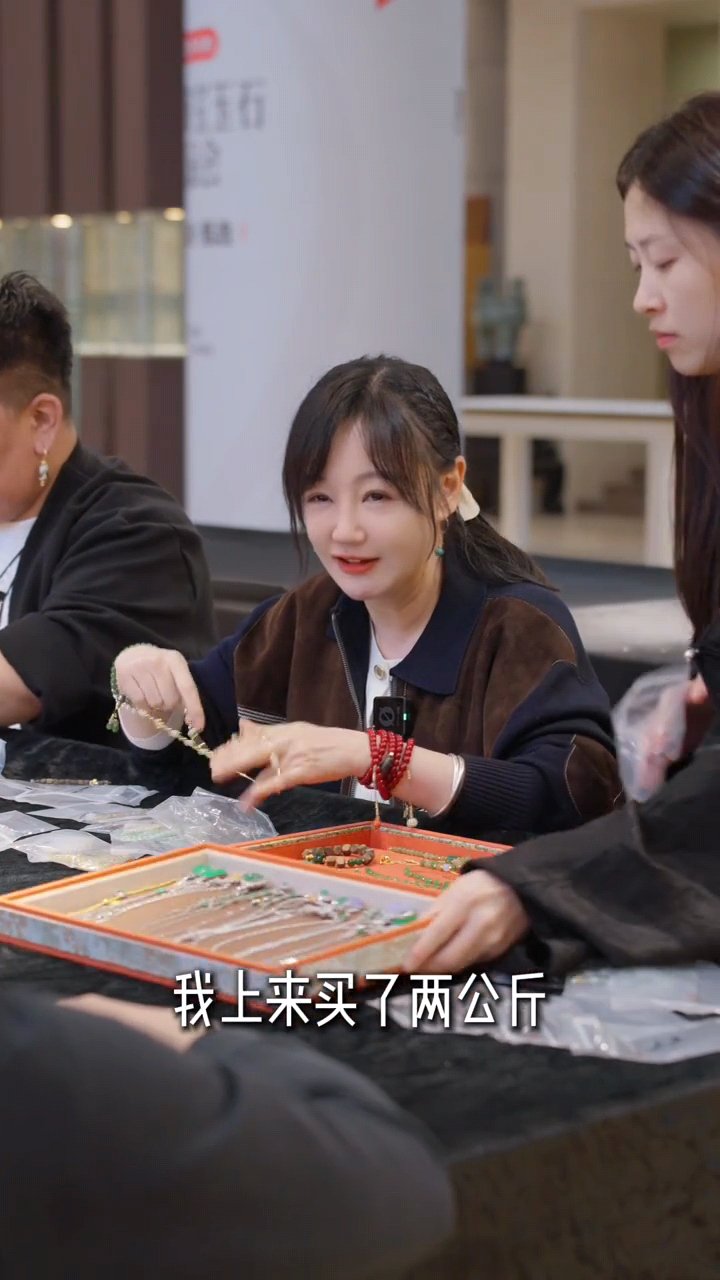 演员薛佳凝称2013年开始投资黄金，当时买了两公斤