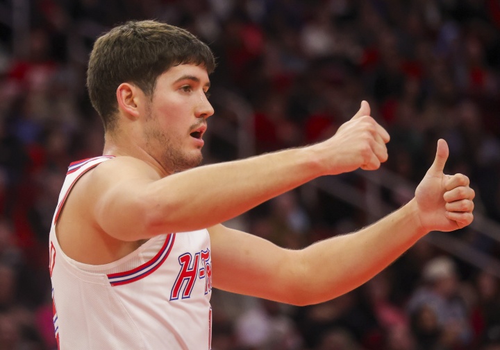 被每一个马刺人追着打！谢泼德12中4攻也攻不进 防也防不住！