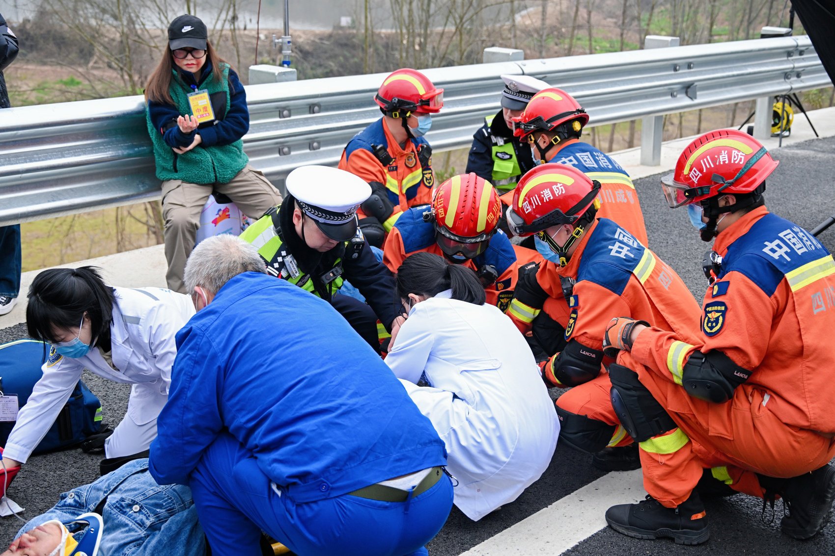 C视频丨四川首次！直升机参与高速事故救援演练