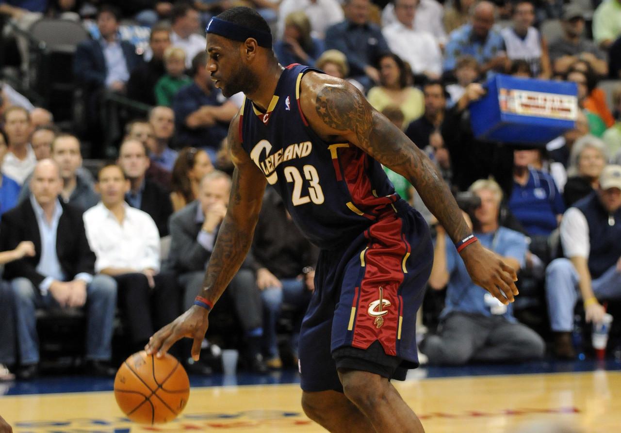 米切尔：我们都复刻那款蓝色经典骑士球衣了 而詹姆斯还在打球