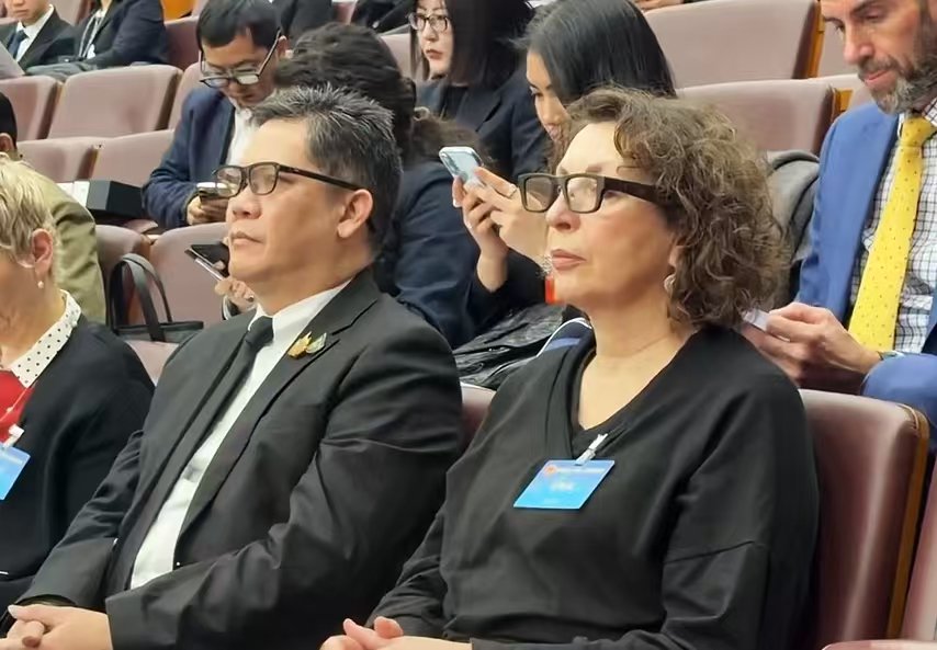 外国驻蓉领事官员佩戴影目科技智能眼镜旁听会议。