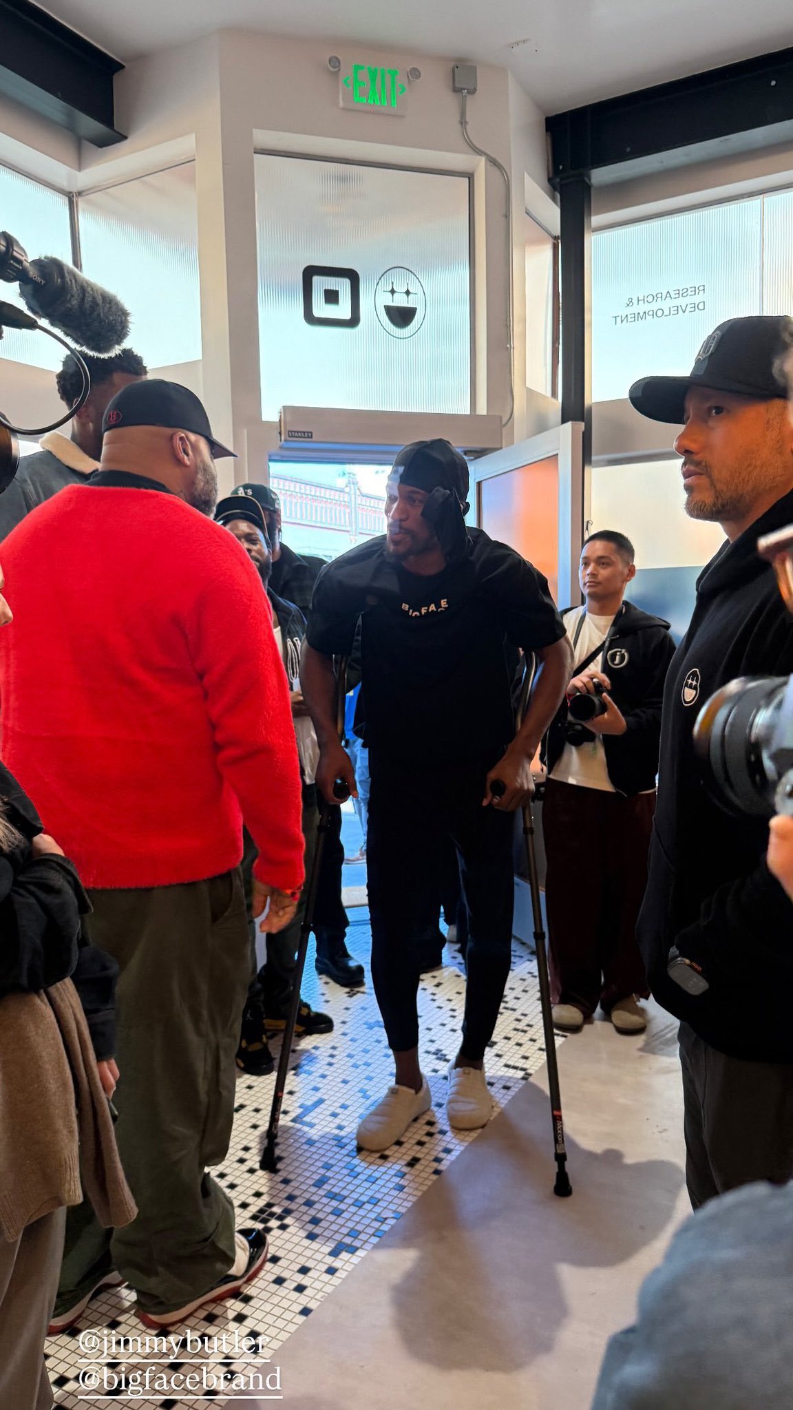 拄拐！美网友转发照片：巴特勒自前十字韧带撕裂以来首次公开露面