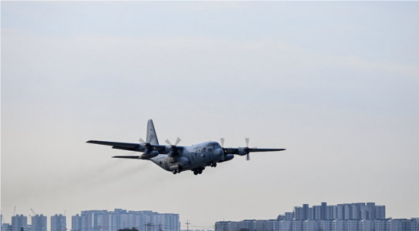 韩媒：韩空军一架C-130“大力神”军用运输机因发动机故障在日本冲绳紧急降落