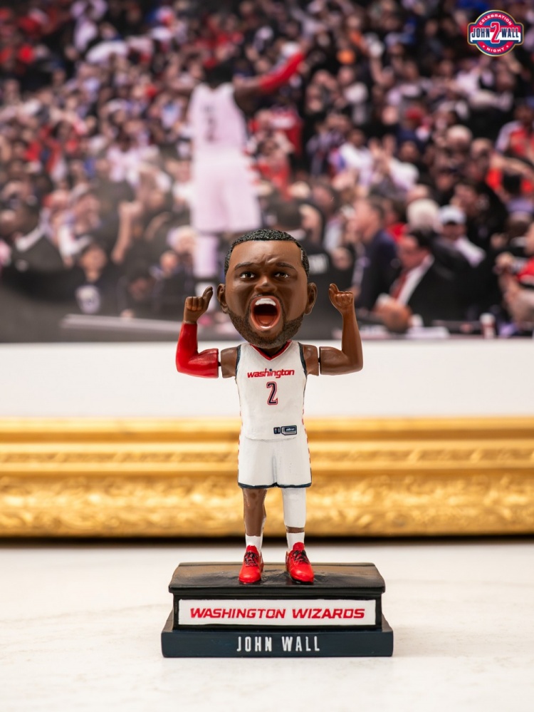 做得像吗？奇才晒出今天将赠送的沃尔摇头娃娃实物