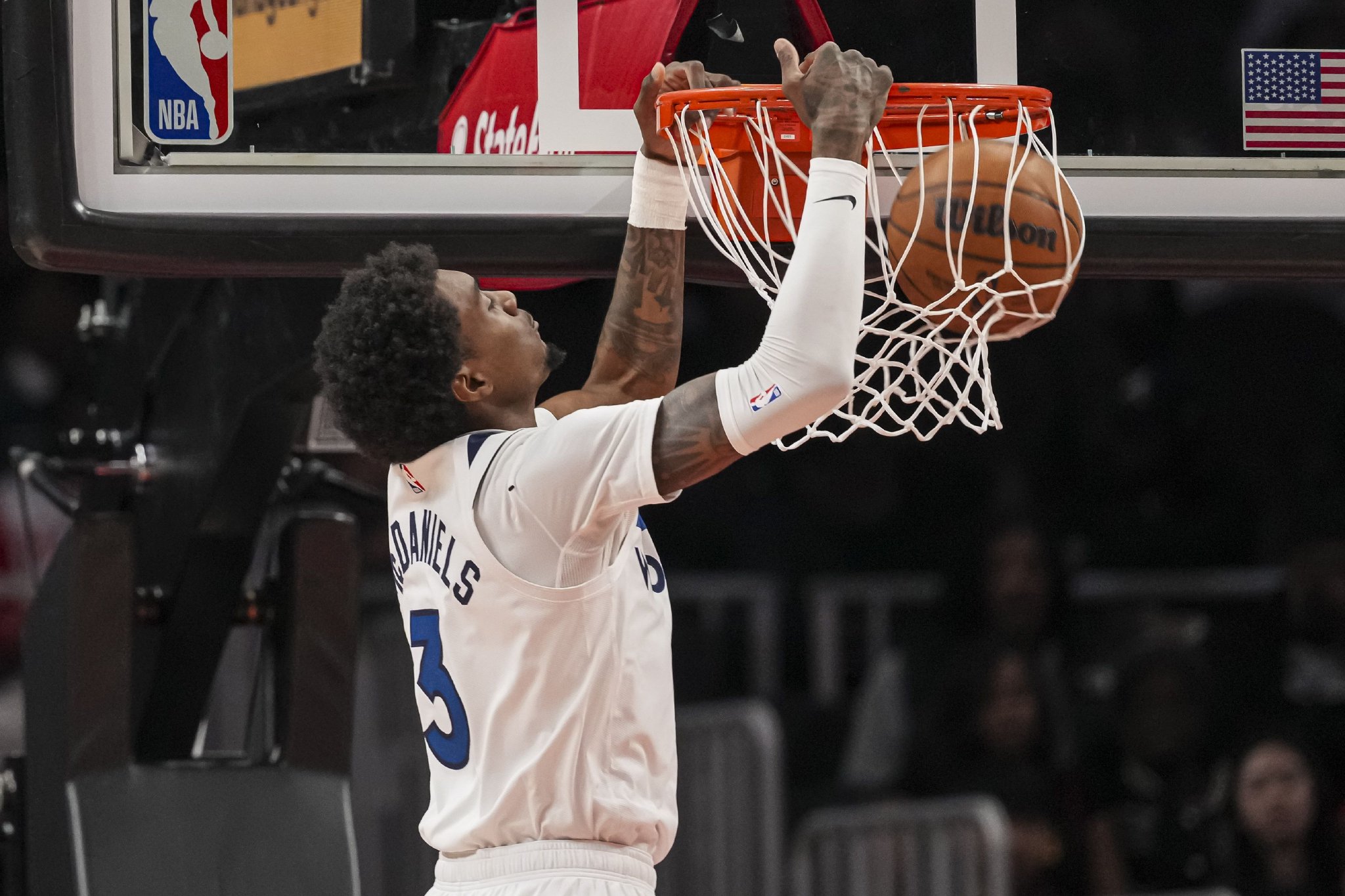 神丹发威！麦克丹尼尔斯11中8高效砍21分4板4助2帽 三分5中5！