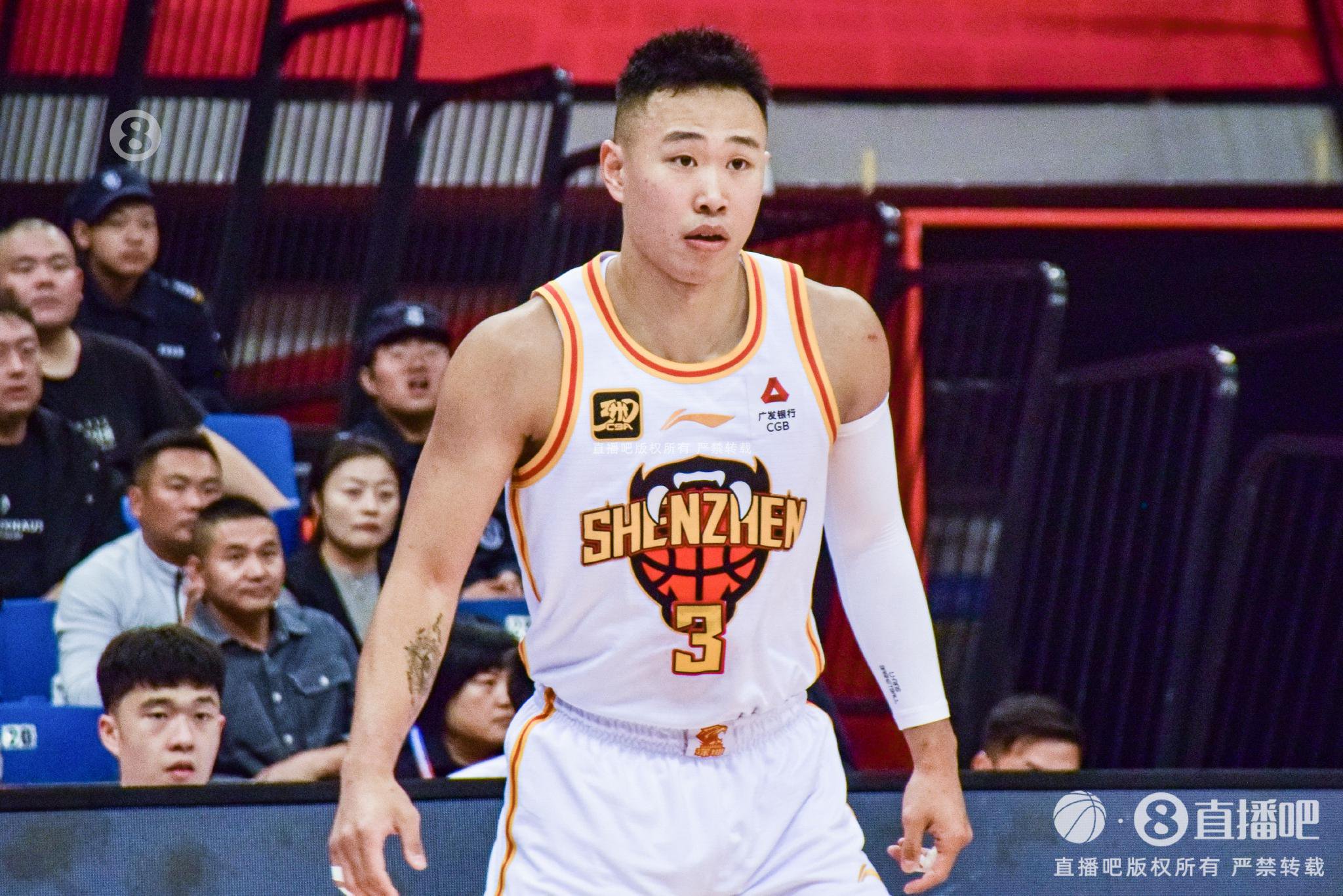 媒体人：贺希宁连续7个赛季场均得分上双 对国产锋卫摇摆人很难得