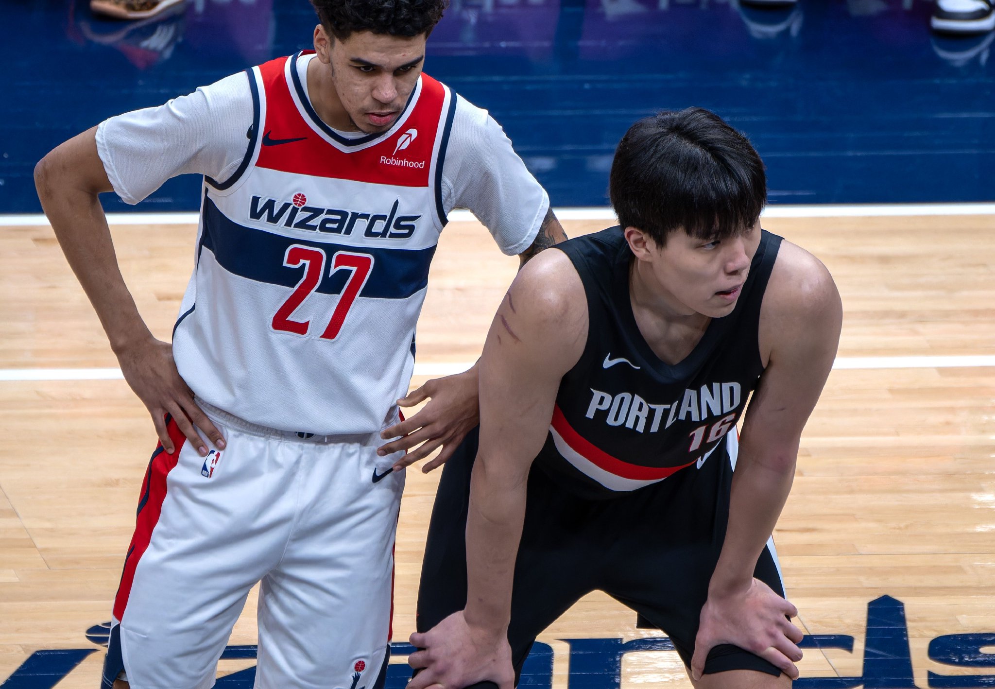 拓媒：我希望杨瀚森能拿30+20 对阵奇才他表现合格 应多给他时间