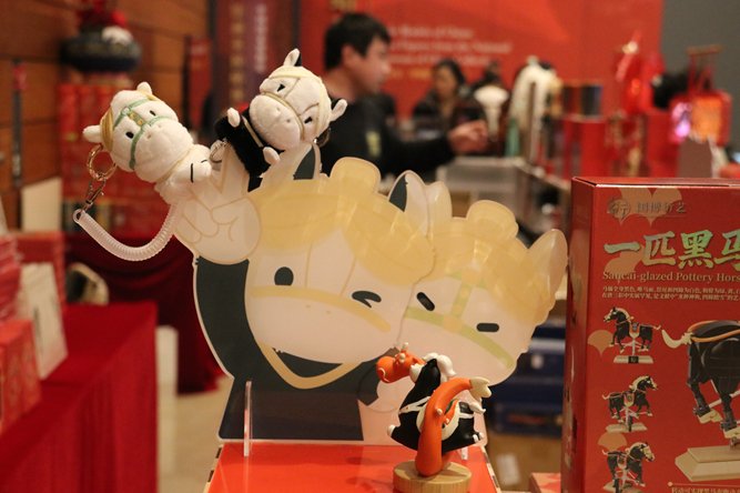 　　图为展馆外的文创销售现场