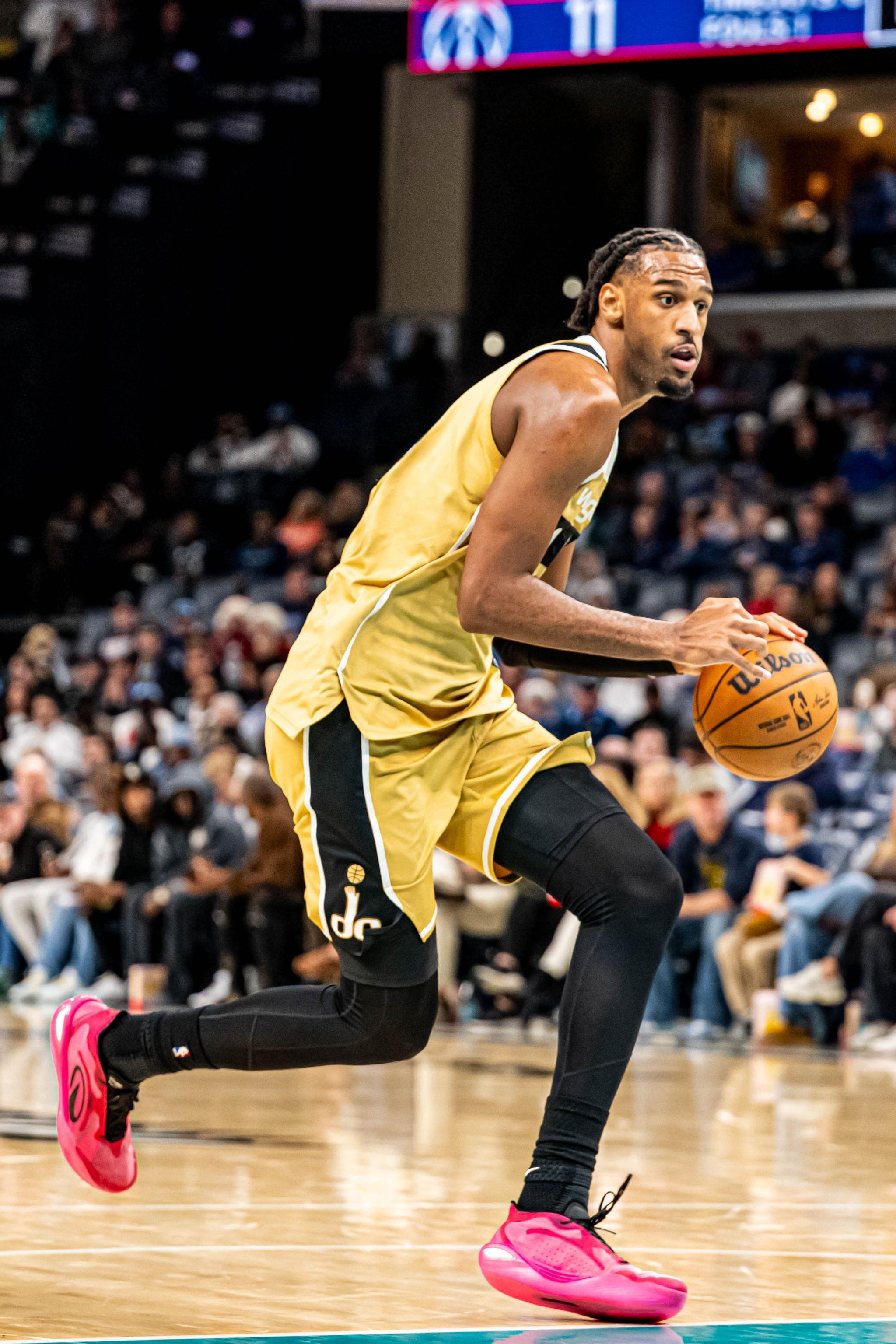 萨尔最近5场场均22.4分9.4板2.4助2.2帽1.4断 命中率46.2%