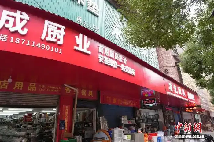 改造后的石鼓区钱局巷，老旧楼栋外立面焕然一新，门头招牌整齐。石鼓区融媒体中心供图