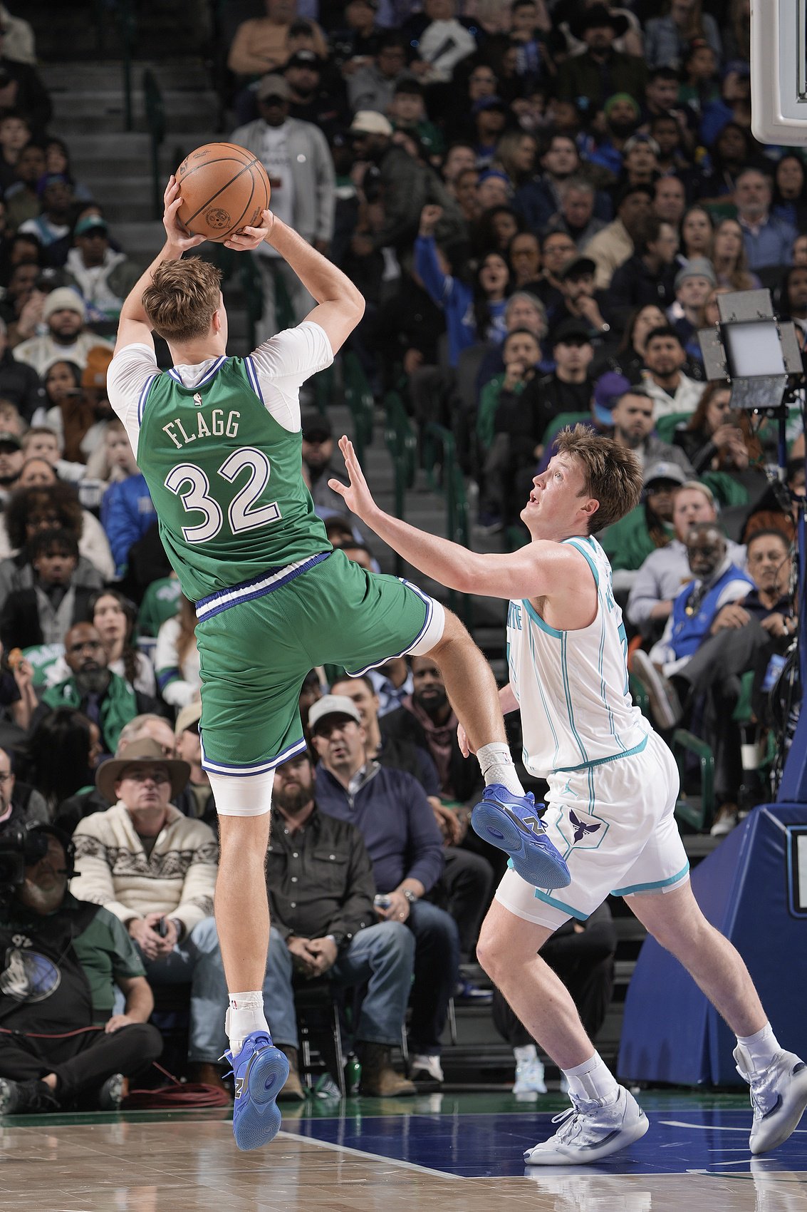 克尼佩尔：弗拉格始终掌控着比赛 他比我高大强壮让我防得很吃力