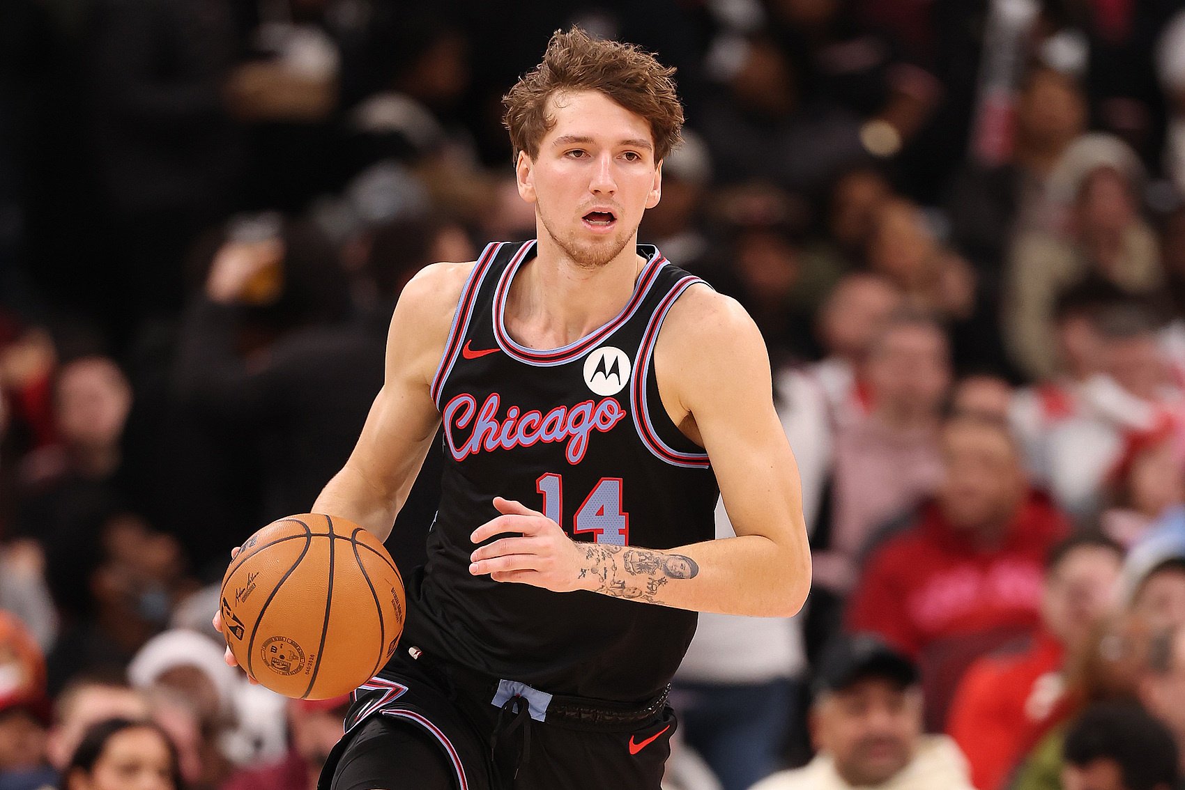 效率太低！布泽利斯半场11中3仅拿6分6板3助