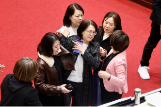 场面混乱失控！台立法机构爆发冲突：绿营民代狂敲桌子、蓝绿民代互相拉扯