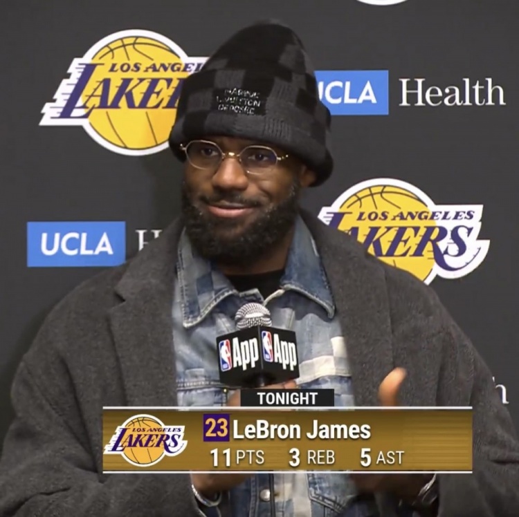 骑士记者：詹姆斯结束赛后采访时我对他说明年见 他微笑着没说话